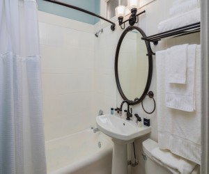 Motel 6 San Francisco Civic Center - Luxuriously Appointed Guest Bathrooms